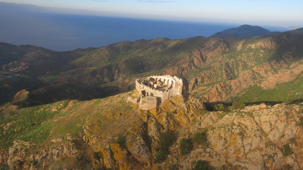 Die Burg Volterraio auf der Insel Elba