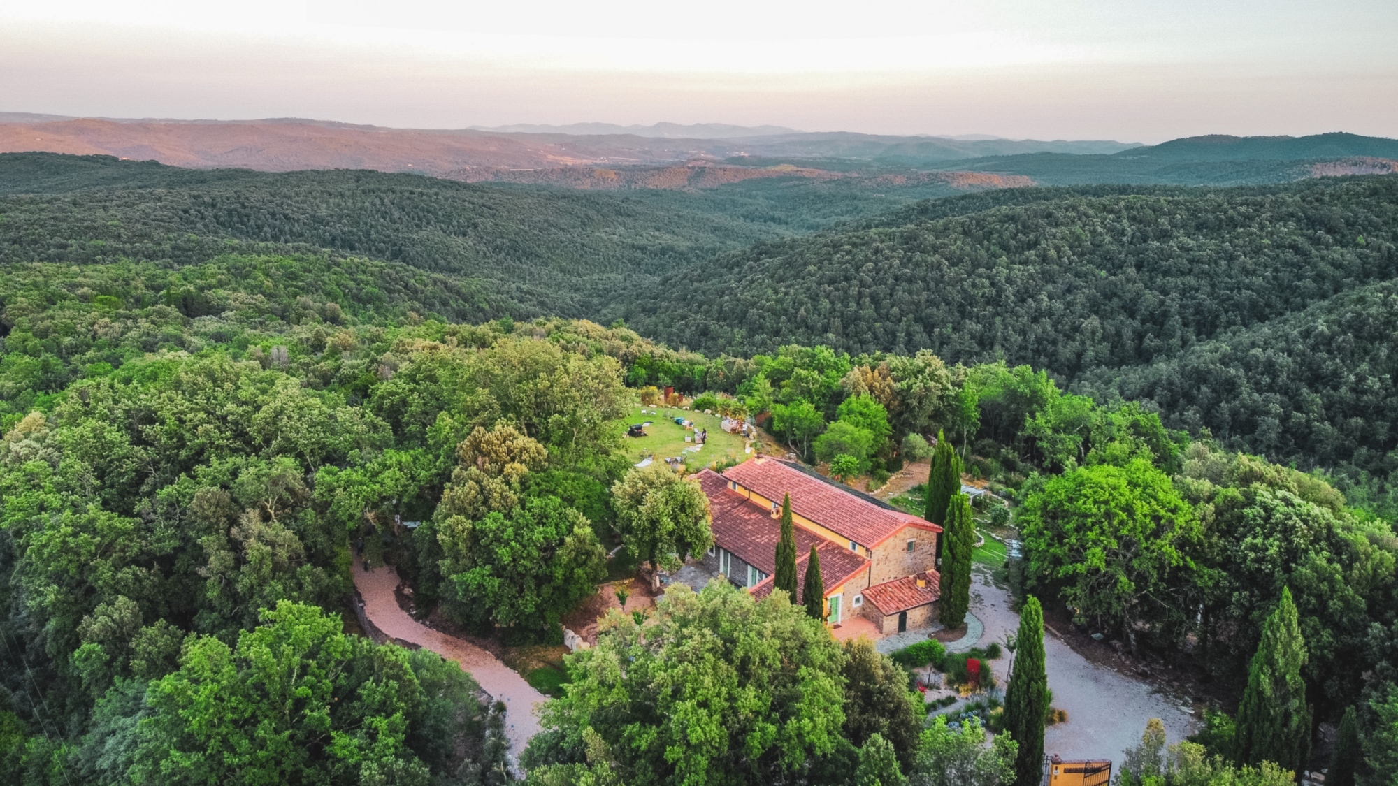 Vista del Giardino Emozionale intorno al Podere La Gualda Vecchia