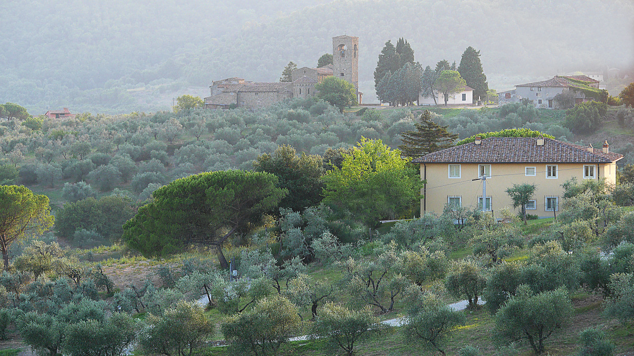Vista panoramica laterale della Chiesa di San Leonardo ad Artimino