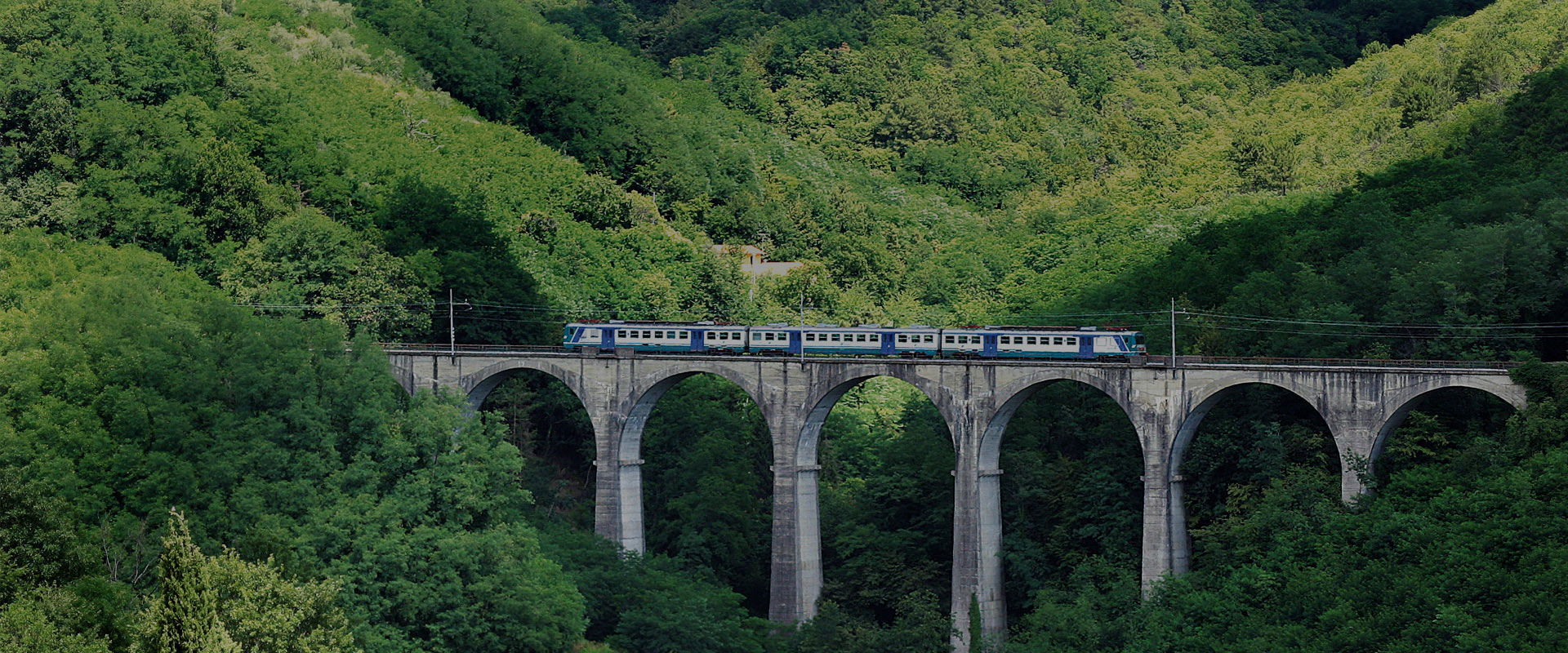 Le chemin de fer touristique Porrettana Express dans les montagnes de Pistoia