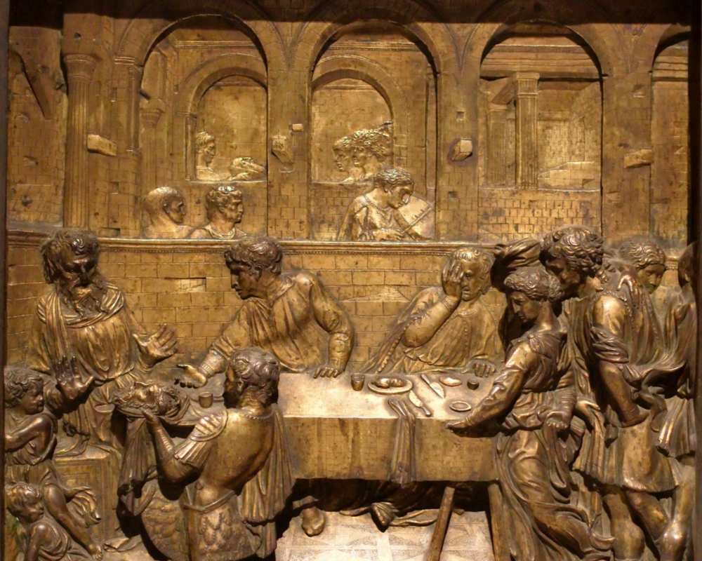El Banquete de Herodes de Donatello en la pila bautismal del Baptisterio San Giovanni, Siena