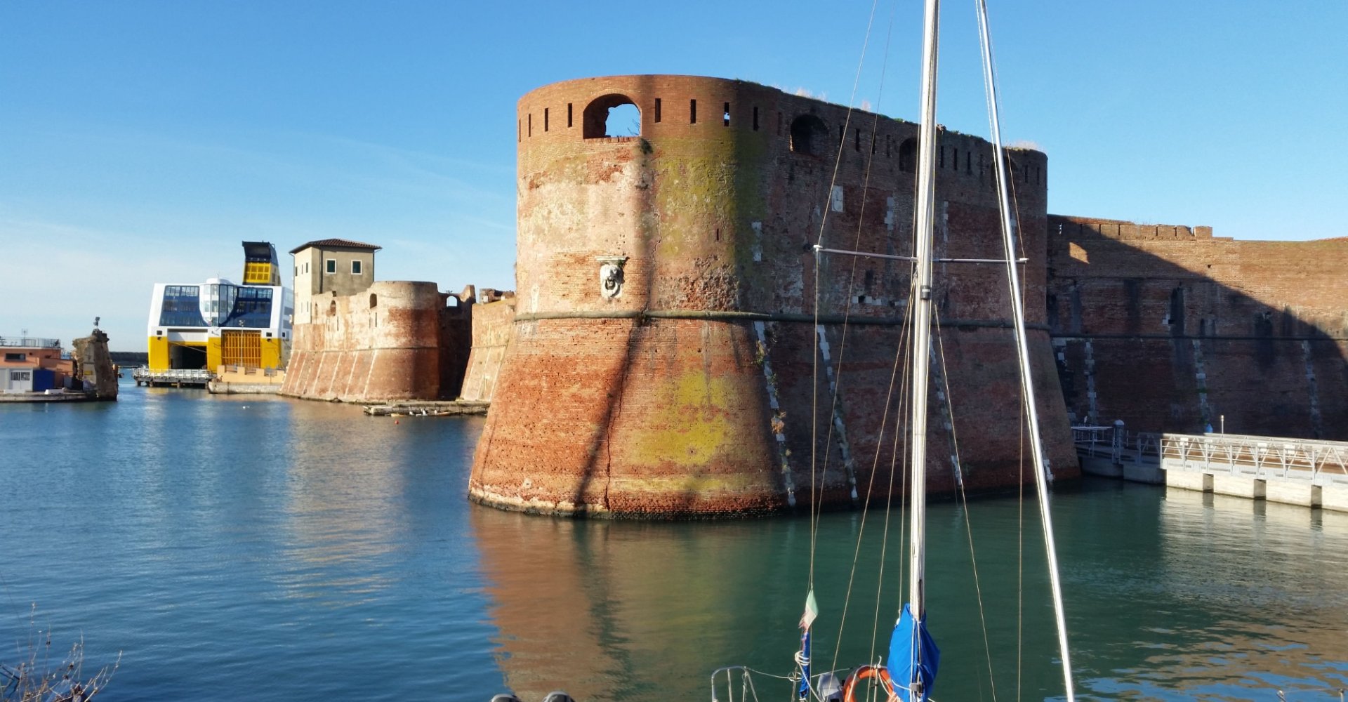mastio di antica fortezza sul mare