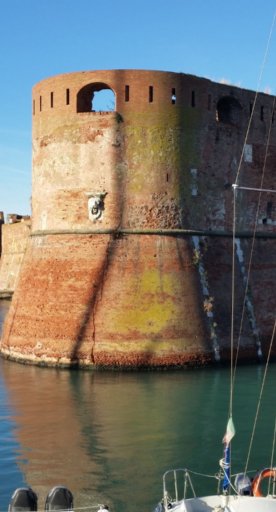 mastio di antica fortezza sul mare