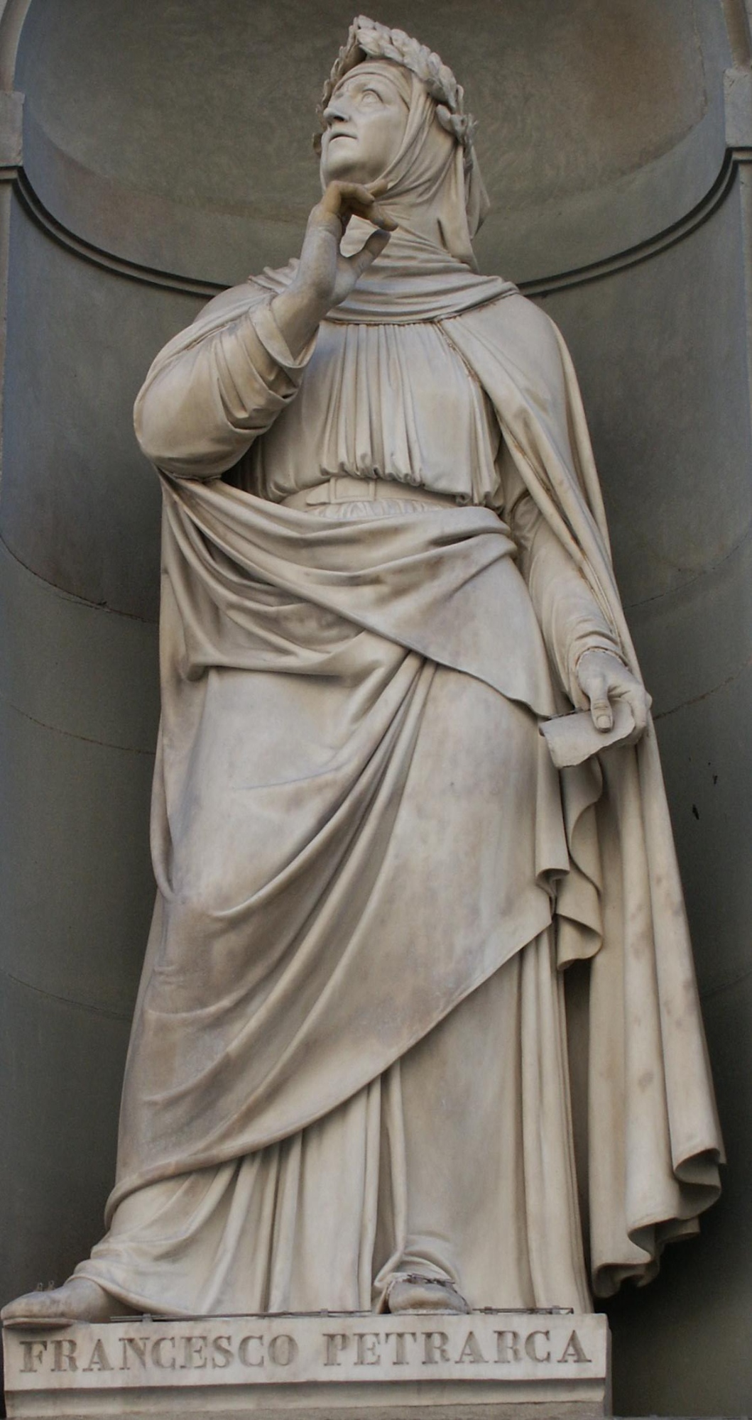 La statua di Francesco Petrarca sulla facciata del Palazzo degli Uffizi