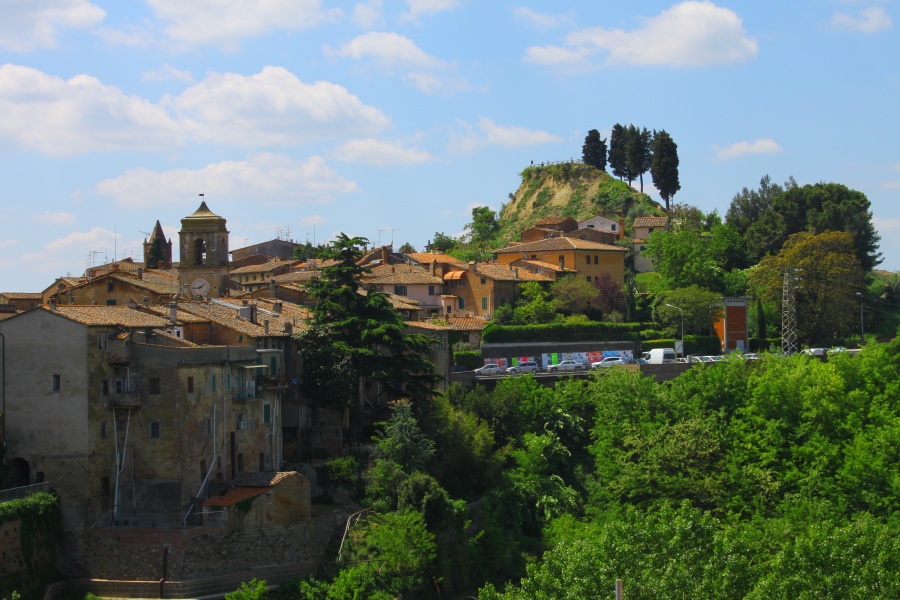 Il borgo di Palaia e la sua rocca