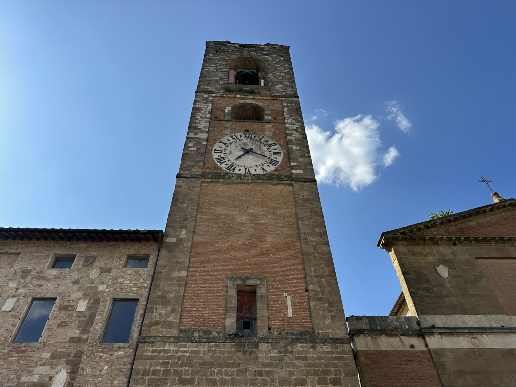 torre campanaria con orologio