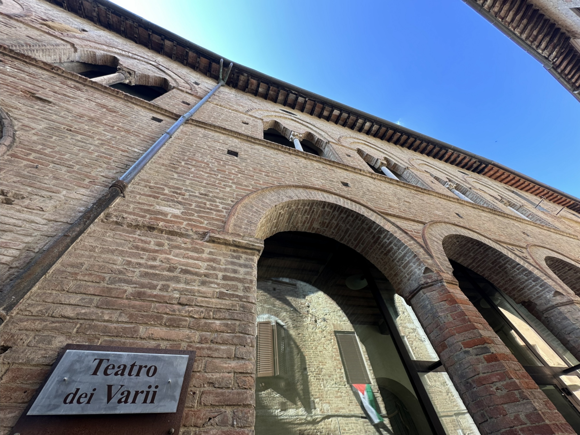 facciata del Teatro dei Varii vista dal basso