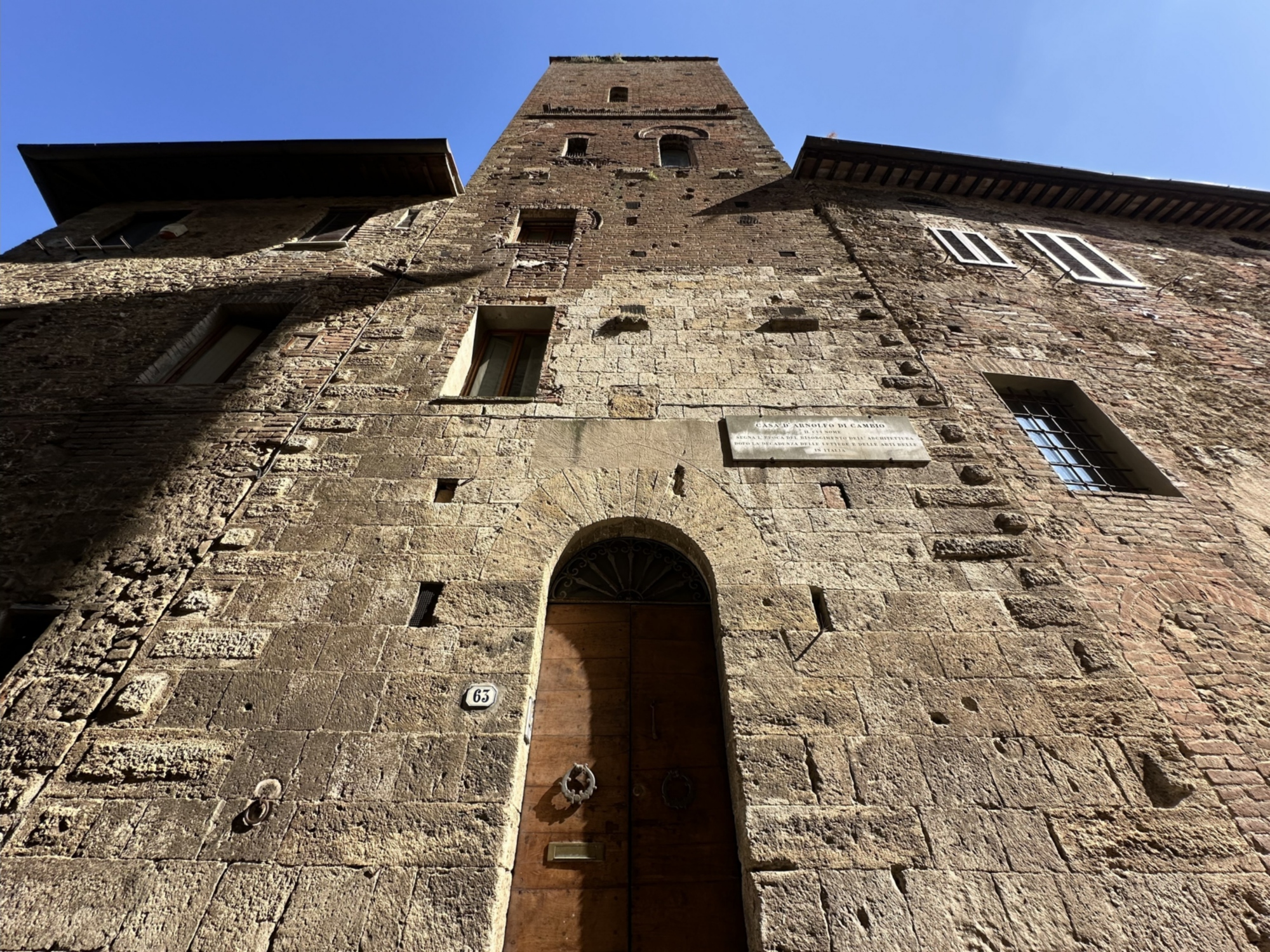 Casa torre vista dal basso