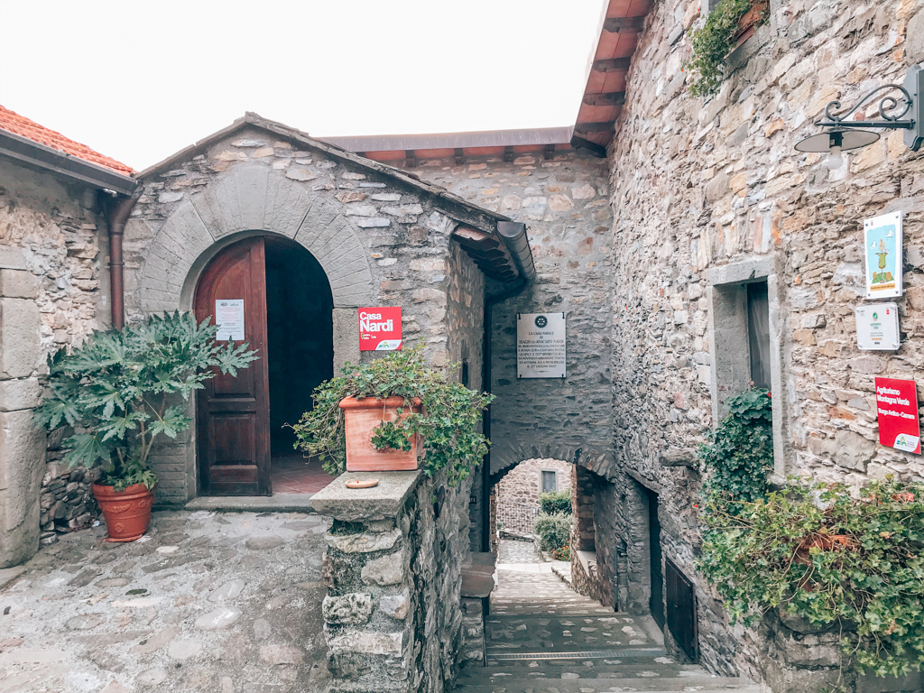 Ingresso della casa dell'eroe Anacarsi Nardi nel suggestivo Parco Nazionale Tosco-Emiliano
