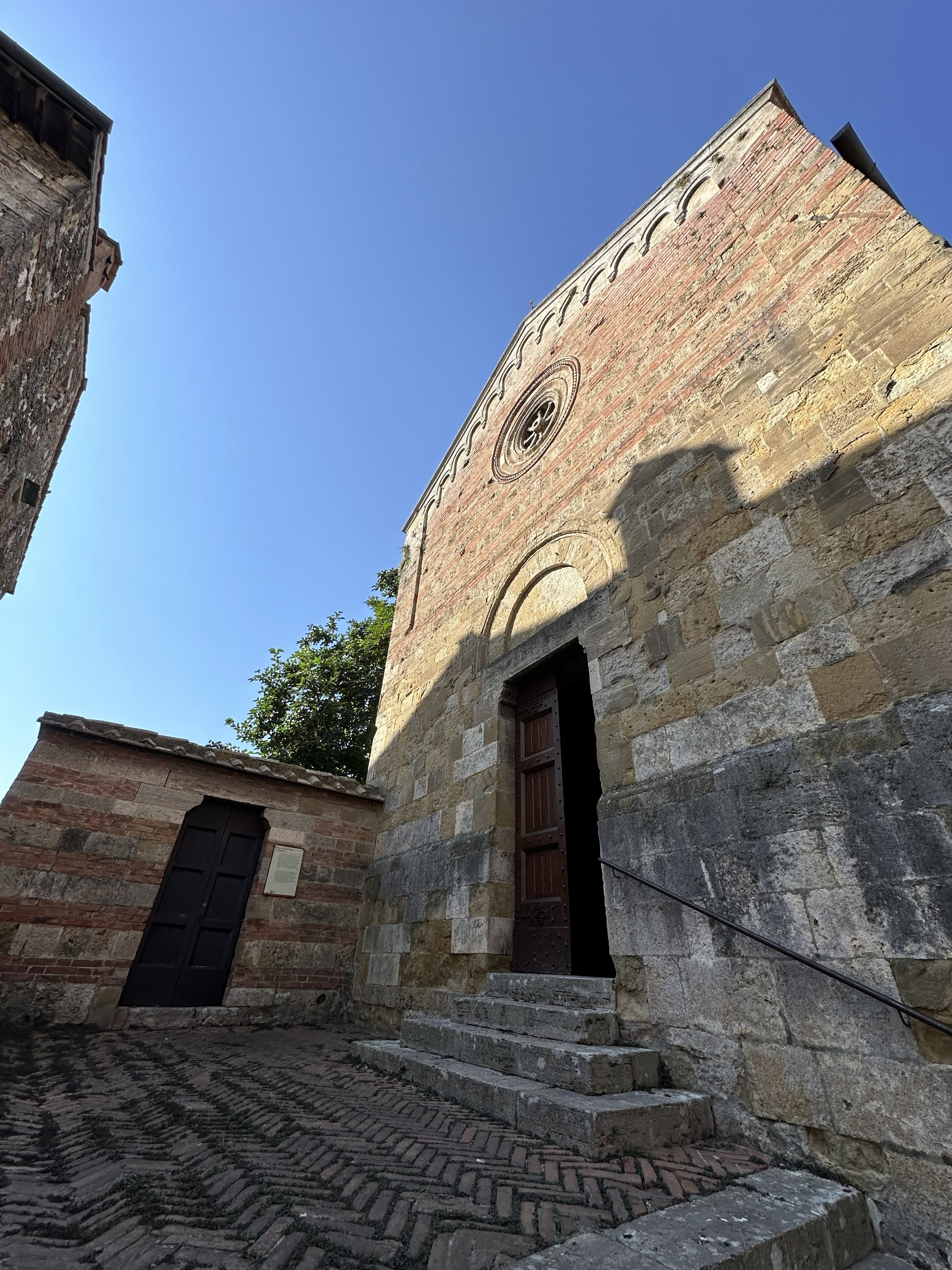 Chiesa di Santa Maria in Canonica, facciata in pietra con rosone centrale