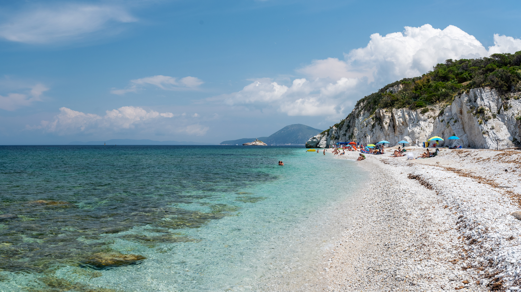 Le acque cristalline e spiagge bianche di Capobianco, all'Isola d'Elba.