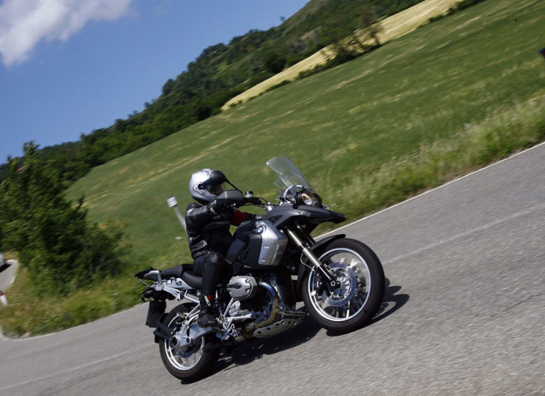 In moto lungo la strada Massetana In moto lungo la strada Massetana
