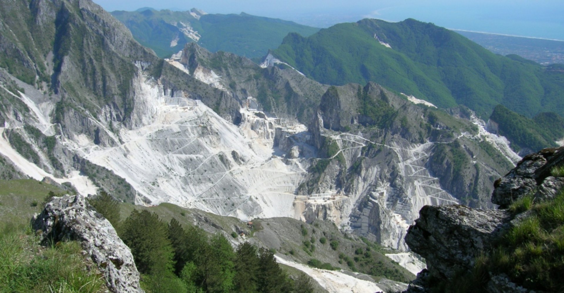 Le cave viste da Campo Cecina