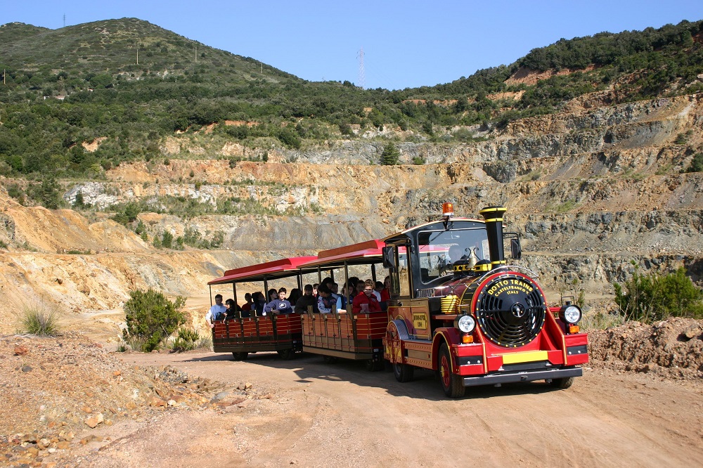 The visit with the little train in the mine of Rio Marina