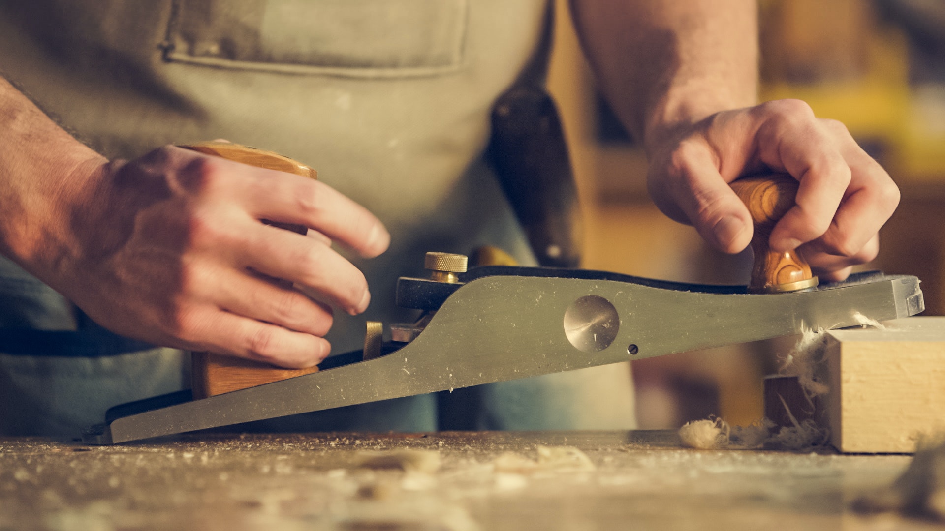 Tischler bei der Arbeit mit Holz