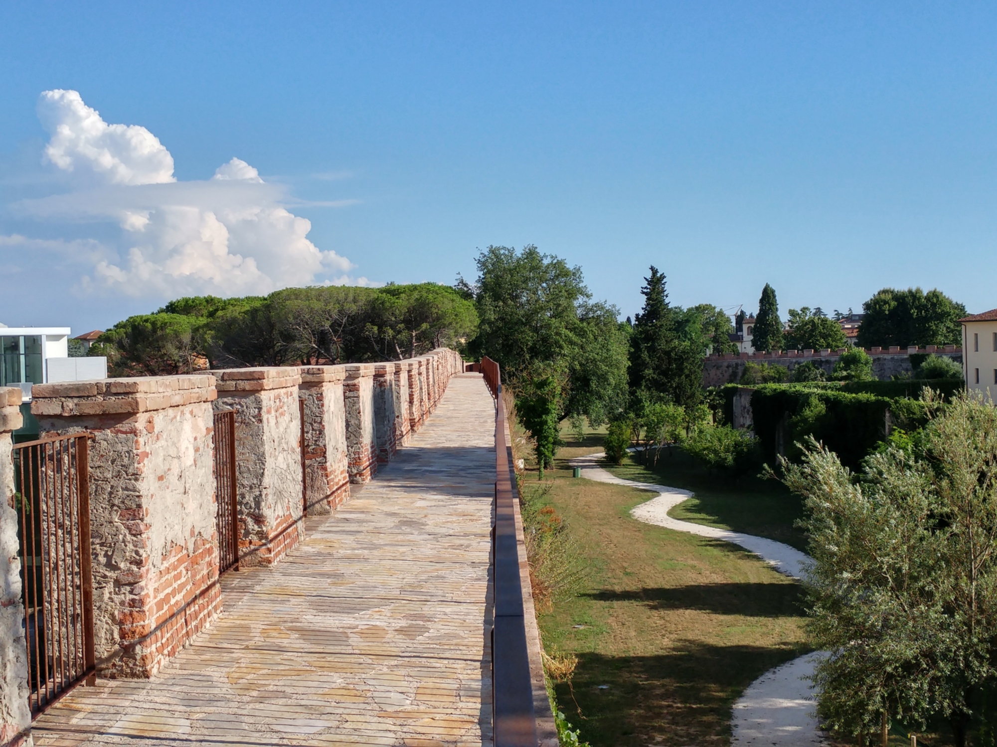 Die Wehrmauer von Pisa