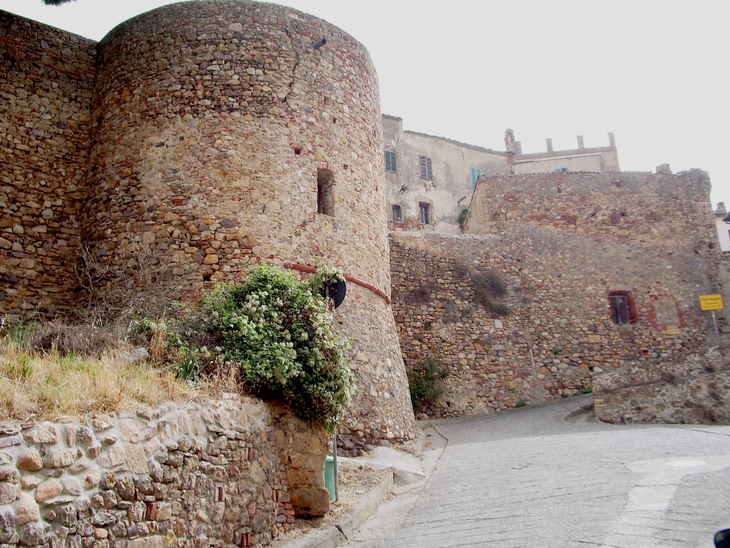 The walls of Montepescali