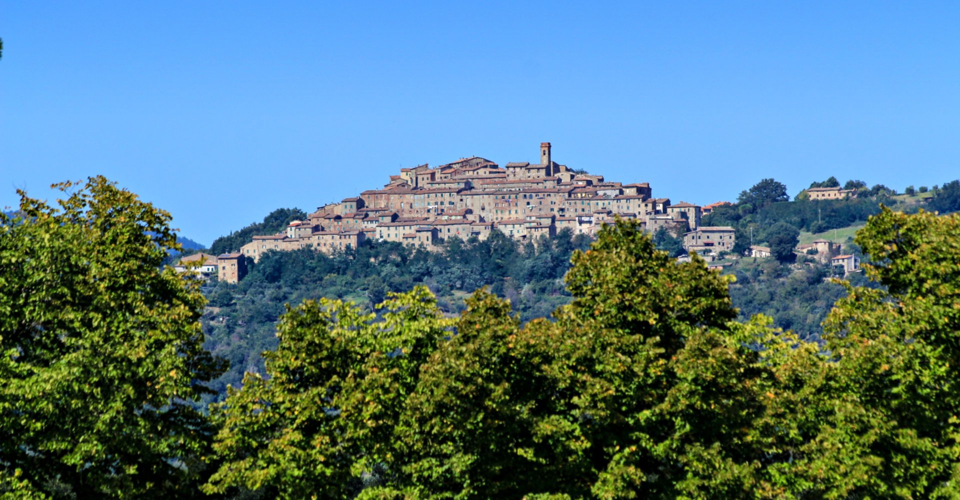 Borgo di chiusdino visto dal basso