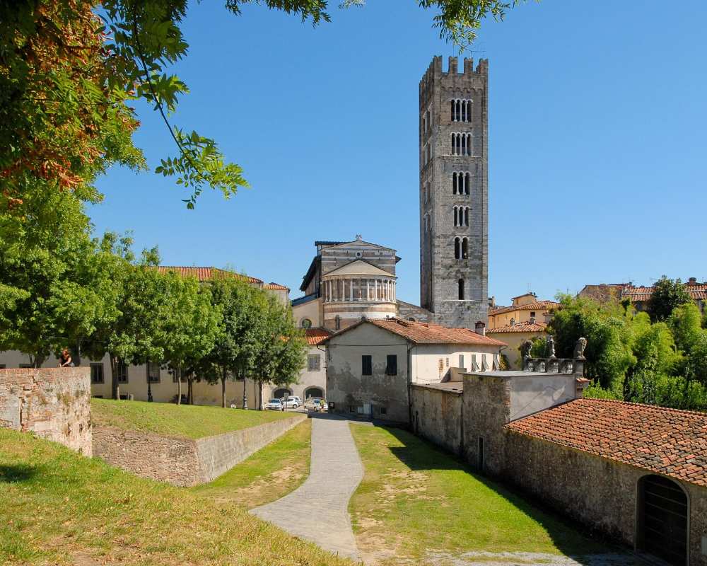 La Basílica de San Frediano vista desde las murallas de Lucca