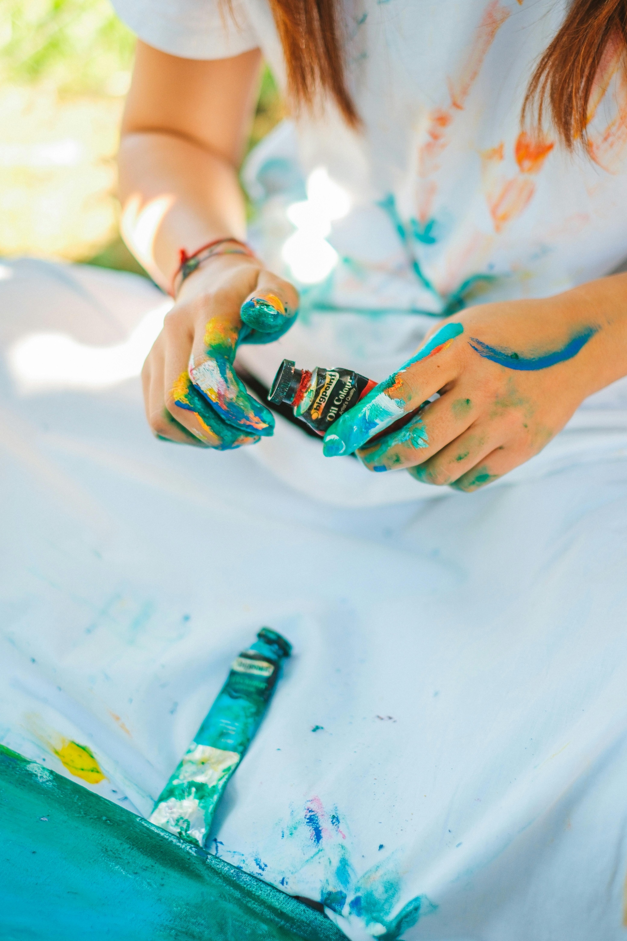 Laboratorio di pittura con mani colorate
