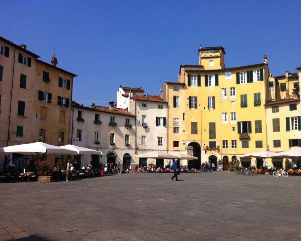 Piazza Anfiteatro a Lucca