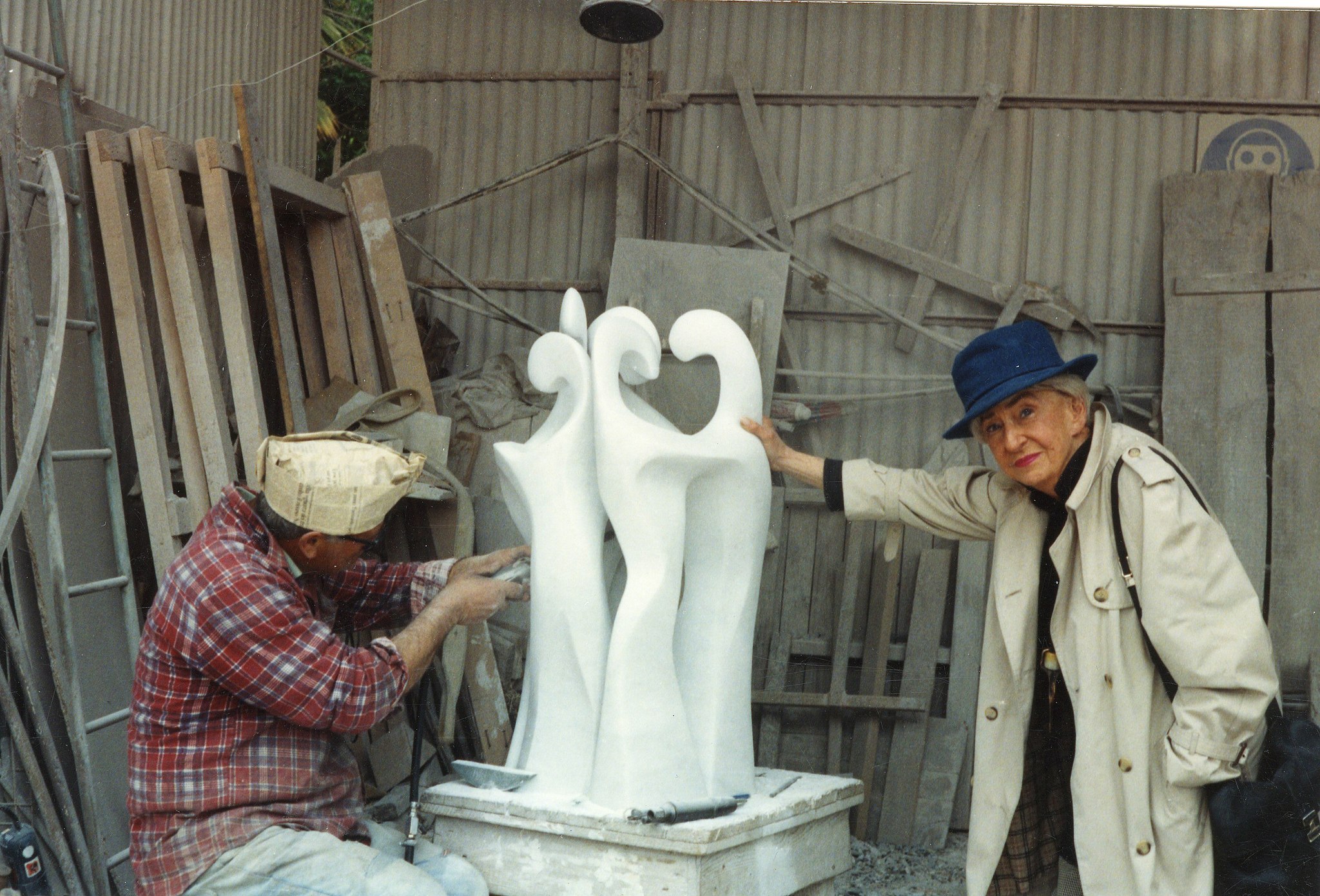 L'artista Gabrielle Haardt in uno dei laboratori di Pietrasanta