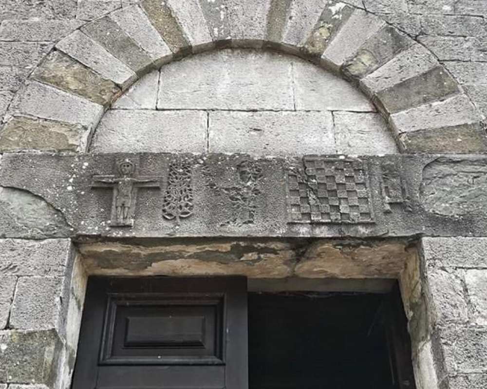 Das Eingangstor der Pfarrkirche San Paolo