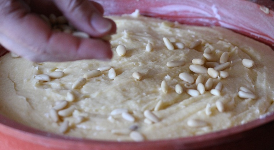 Sprinkle the pine nuts on top and bake for 40 minutes Sprinkle the pine nuts on top and bake for 40 minutes