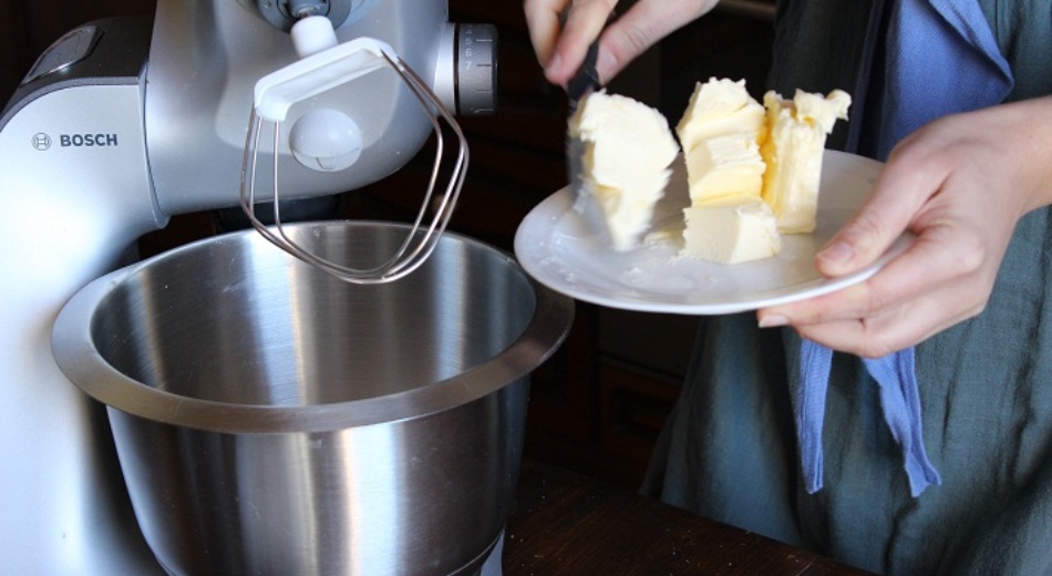 Beat the butter with the sugar for a few minutes until it becomes creamy and light Beat the butter with the sugar for a few minutes until it becomes creamy and light