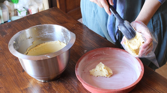 Put a spoonful of batter into the baking tin and one in a pastry bag, and so on, until you’ve finished