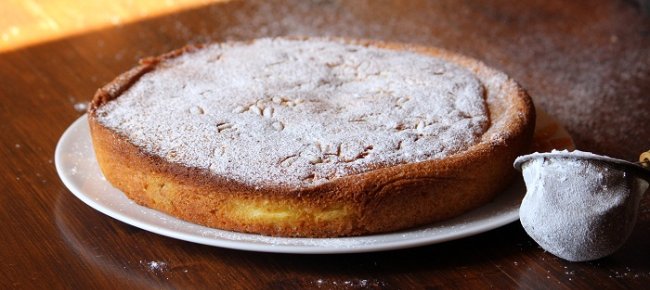 Dust the cake with icing sugar