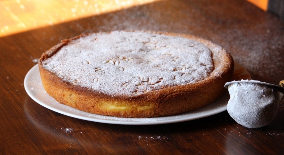 Dust the cake with icing sugar Dust the cake with icing sugar