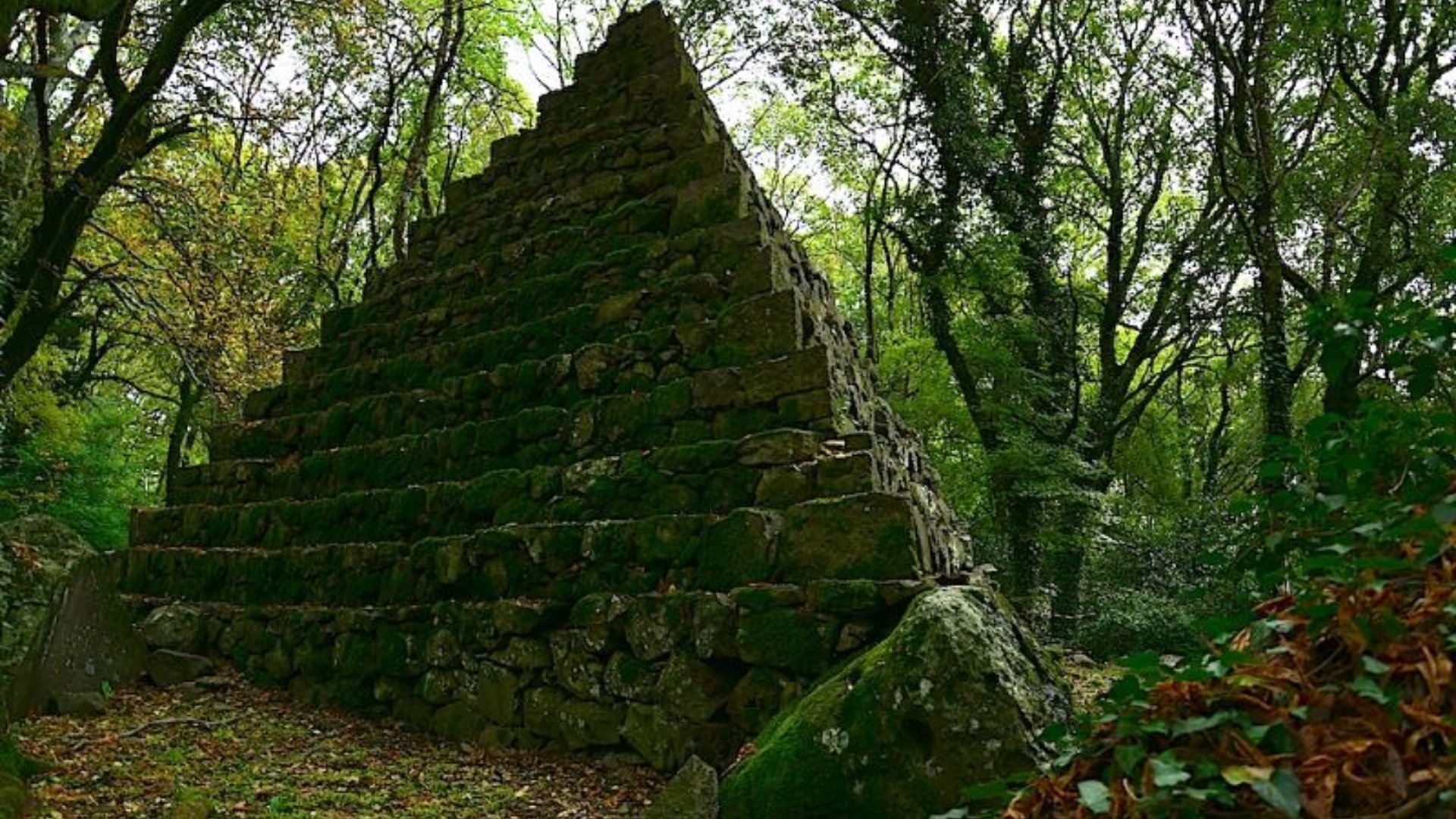 Piramide nel Bosco Isabella