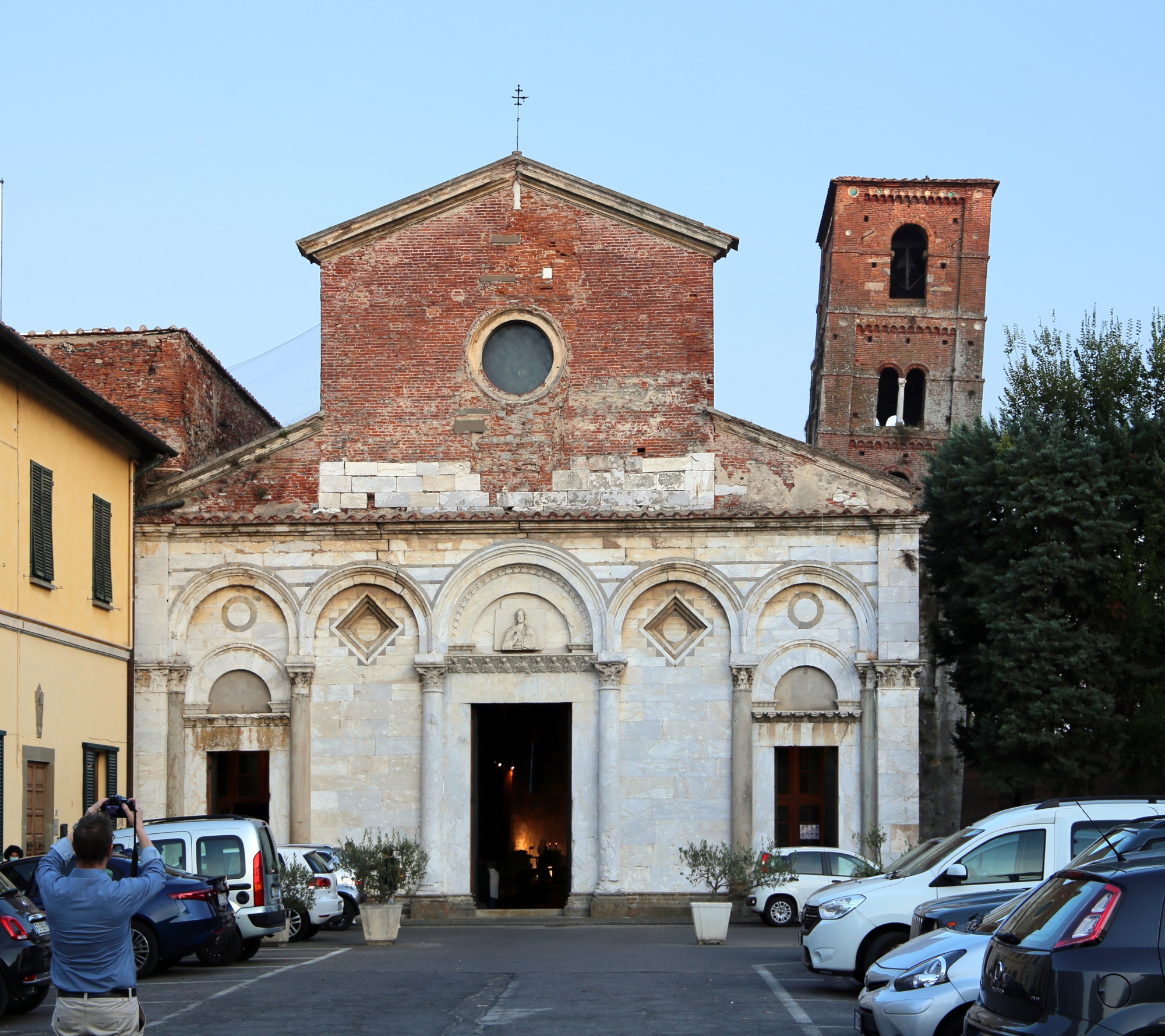 Fachada y campanario de la iglesia de San Michele degli Scalzi en Pisa, ejemplo de arquitectura románica
