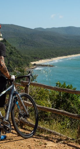 Ciclista en el senderos de Punta Ala con vista al mar