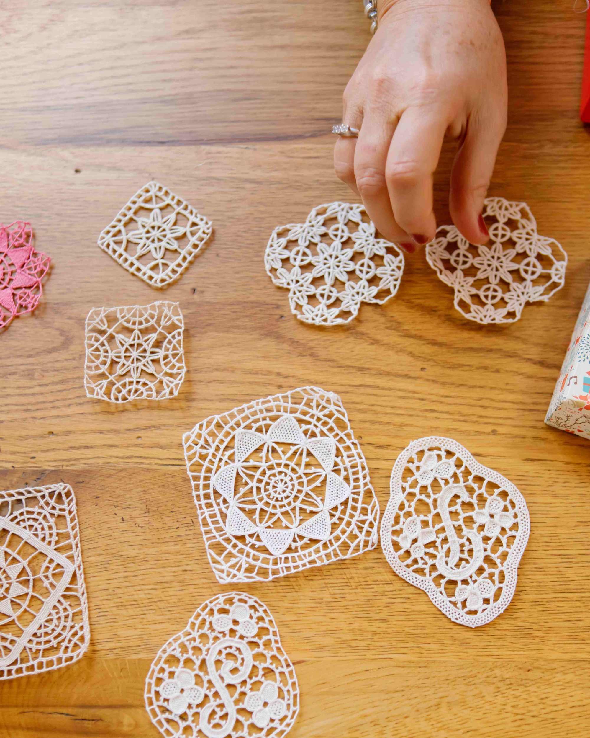 Creazioni fatte dalle ricamatrici del punto Tavarnelle