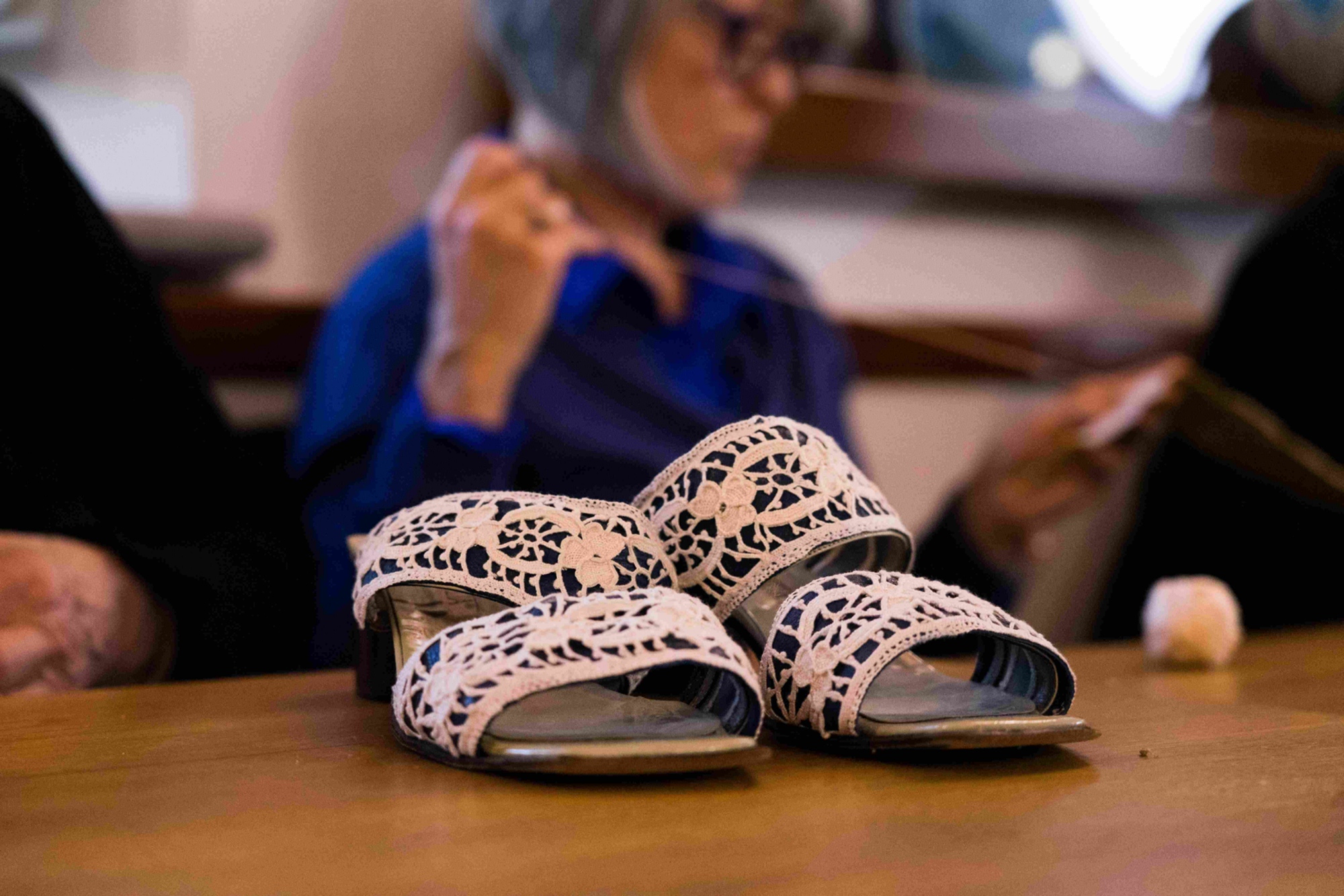 Sandali adornati con il particolare ricamo del punto Tavarnelle.