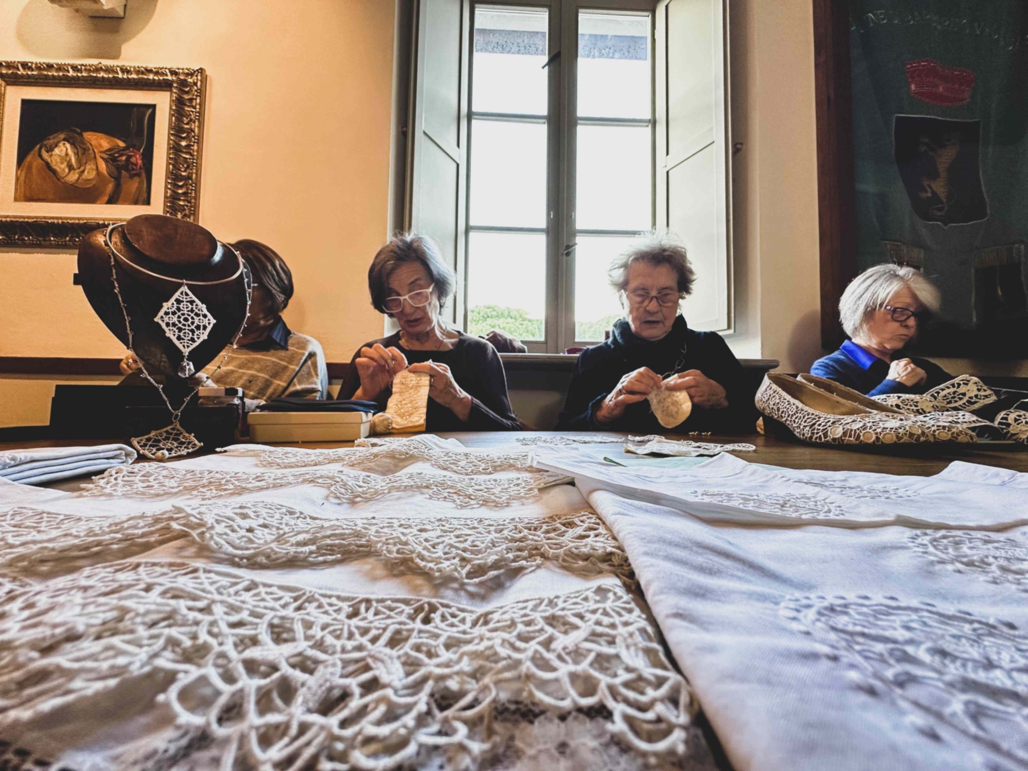 Ricamatrici di Barberino Tavarnelle al lavoro.