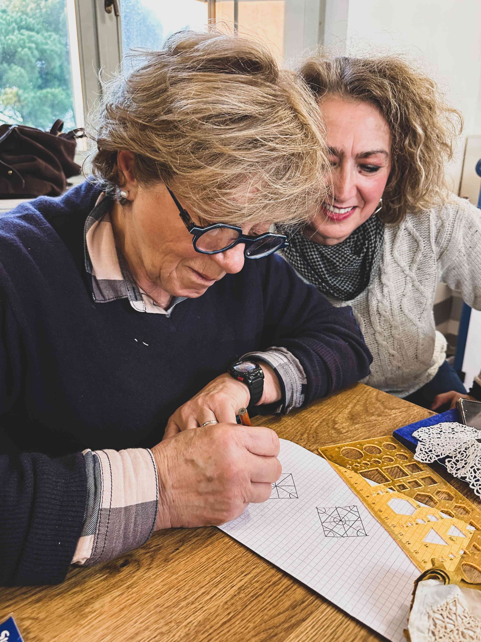 Ricamatrici del punto Tavarnelle al lavoro