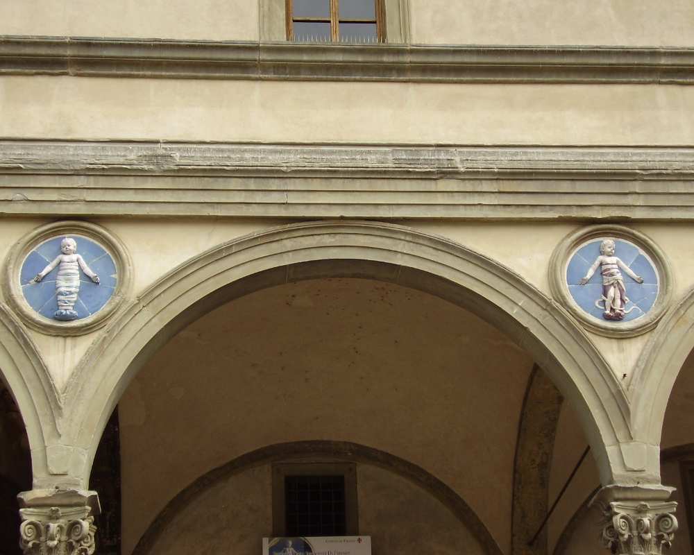 Putten von Andrea della Robbia an der Fassade des Istituto degli Innocenti