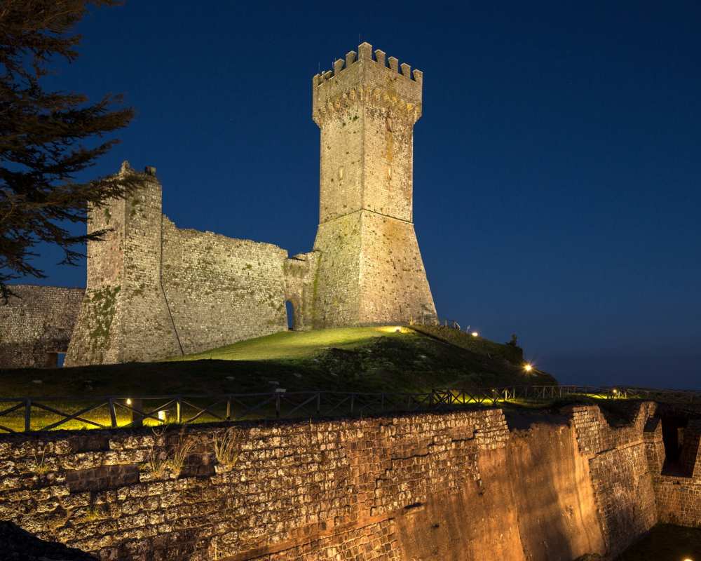 Die Burg von Radicofani bei Nacht