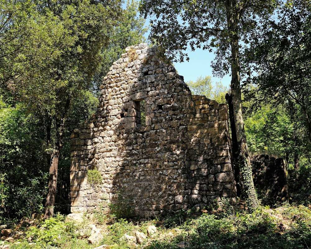 Ruines dans la réserve naturelle de Castelvecchio