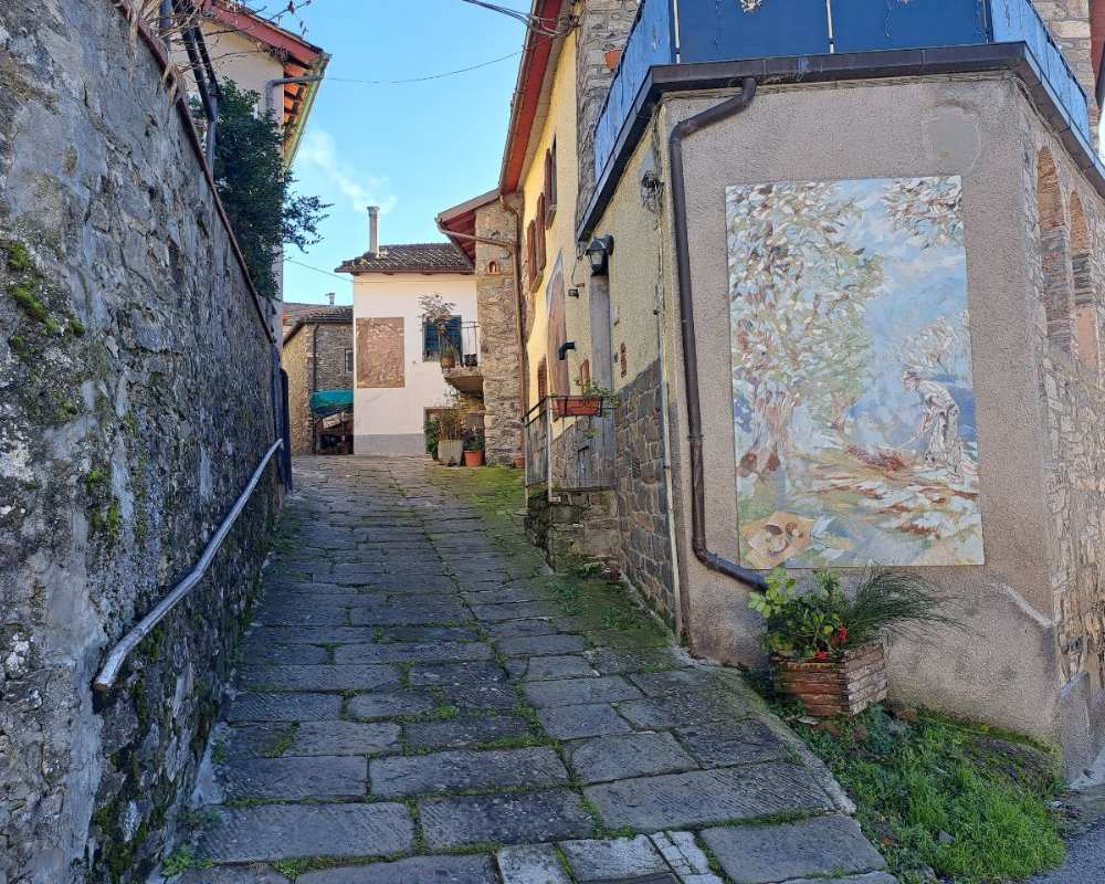 In the alleys of Lizzano Pistoiese, the village of graffiti