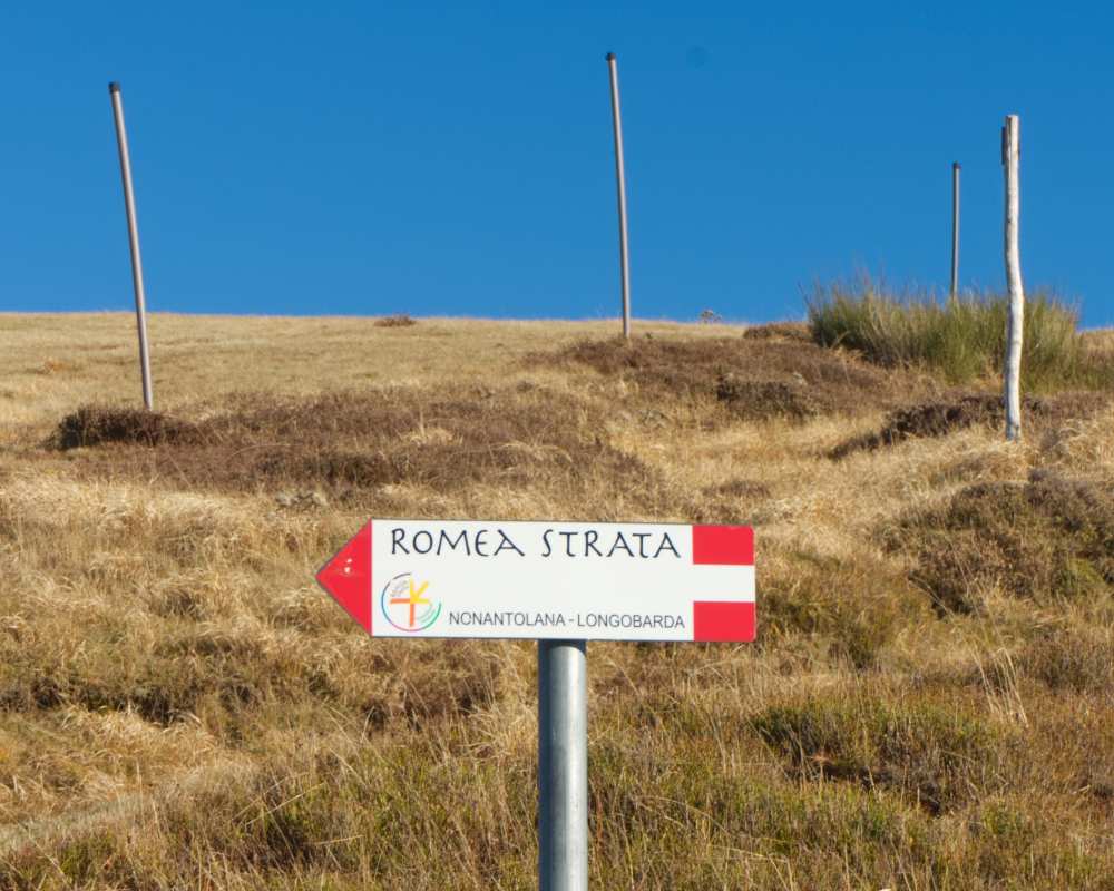Markierung entlang der Romea Strata