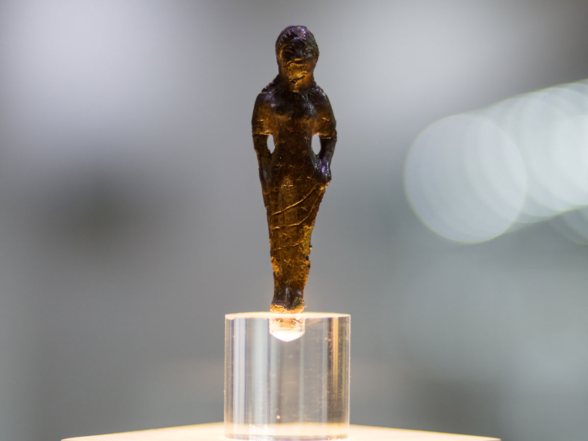 Korè de bronce hallada en el Lago de los Ídolos