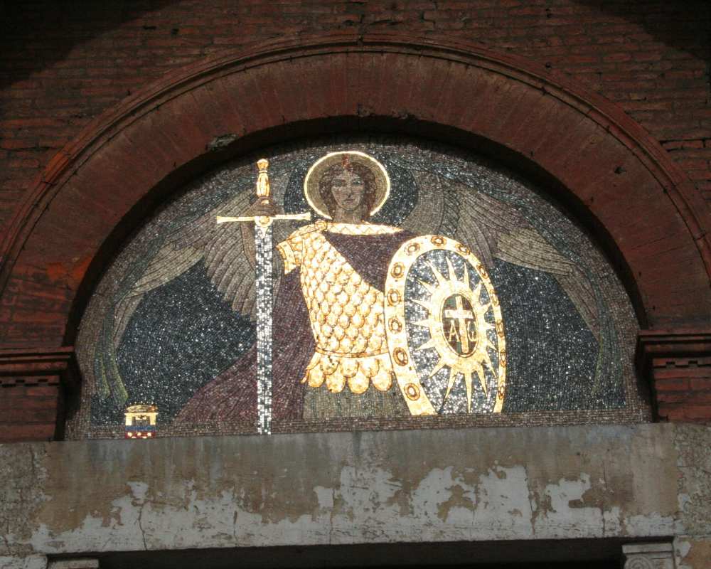 La lunetta con l'arcangelo San Gabriele sulla facciata