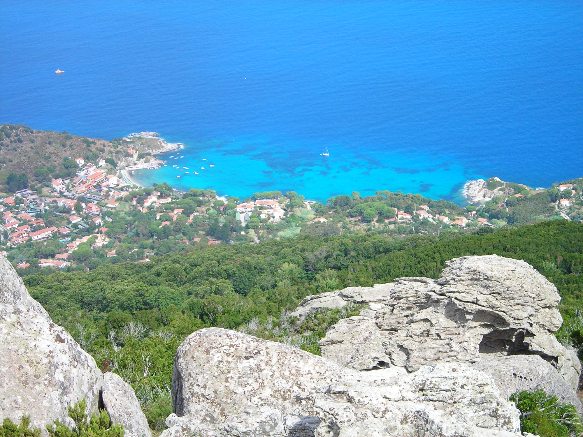 La pequeña aldea de Sant'Andrea desde lo alto