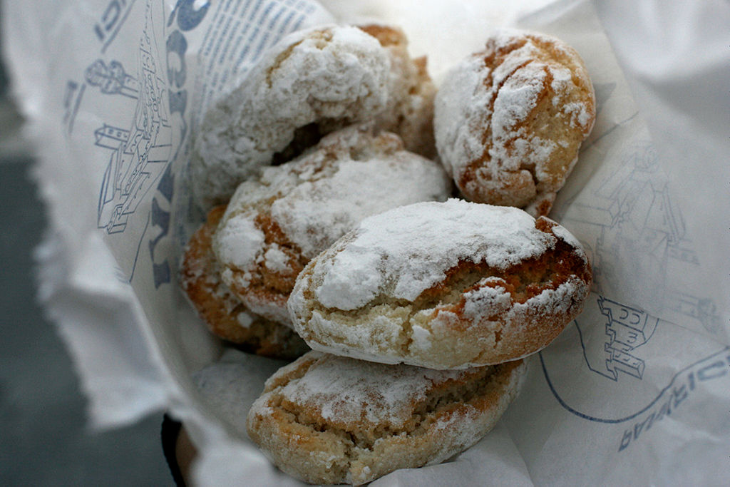 The Ricciarelli, typical Sienese sweets