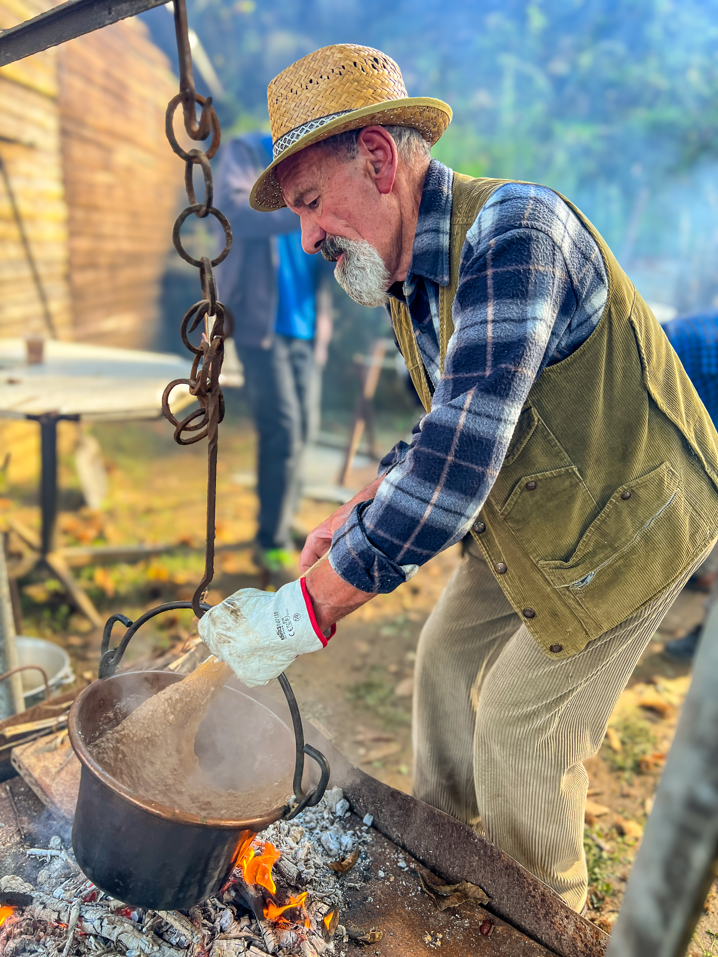 La préparation de la polenta aux châtaignes à Regnano
