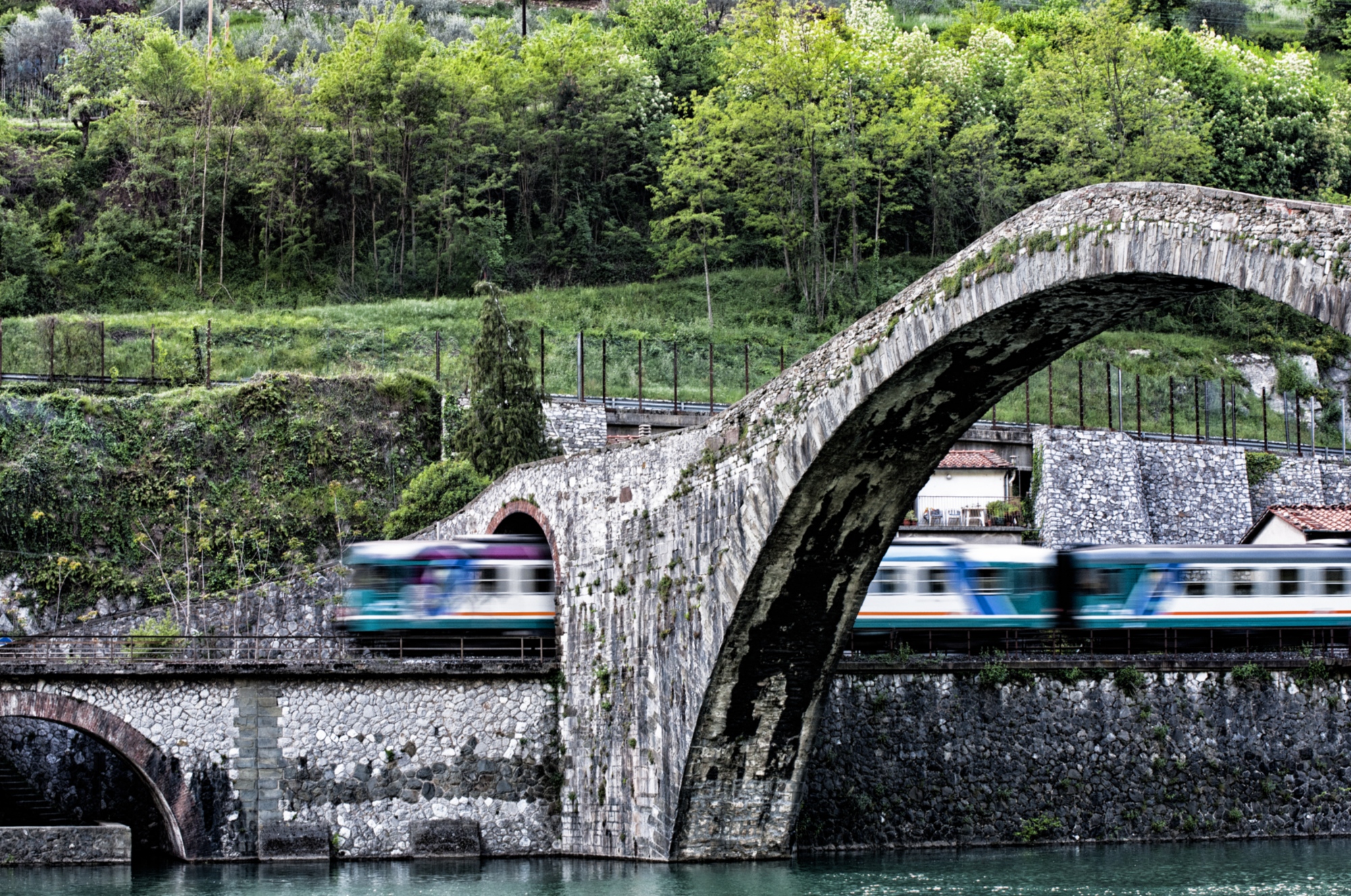 Tren que pasa por debajo del Puente del Diablo en Borgo a Mozzano